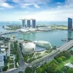Panoramic view of Marina Bay, showcasing Singapore’s financial skyline and iconic architecture.