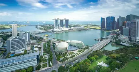 Panoramic view of Marina Bay, showcasing Singapore’s financial skyline and iconic architecture.